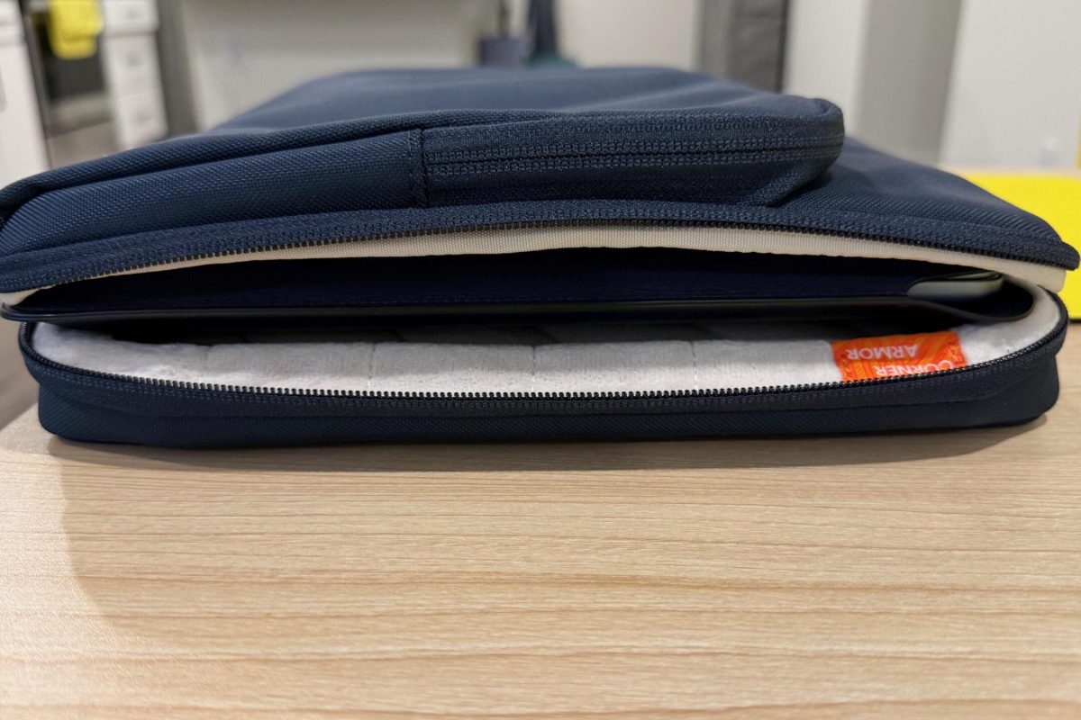 tomtoc open view with sleeve